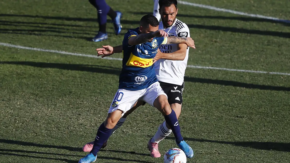 Futbol, Colo Colo vs Everton. Vigesimo Novena fecha, campeonato nacional 2020. El jugador de Colo Colo Gabriel Suazo, derecha, disputa el balon con Juan Cuevas de Everton durante el partido de primera division jugado en el estadio Monumental. Santiago, Chile. 10/01/2021 Felipe Zanca/Photosport Football, Colo Colo vs Everton. 29th date, 2020 National Championship. Colo Colo’s player Gabriel Suazo, right, batlles the ball with Juan Cuevas of Everton during the first division football match at the Nacional stadium. Santiago, Chile. 10/01/2021 Felipe Zanca/Photosport