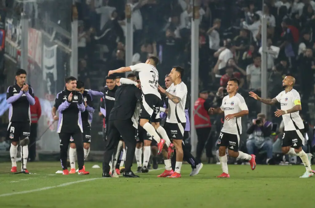 Marcelo Barticciotto cuestionó gesto de los jugadores de Colo-Colo con Jorge Almirón.