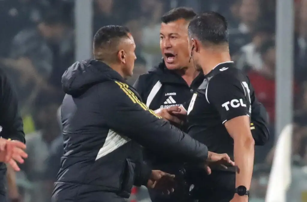 Jorge Almirón tuvo una polémica reacción contra el árbitro del duelo entre Colo-Colo y la UC.
