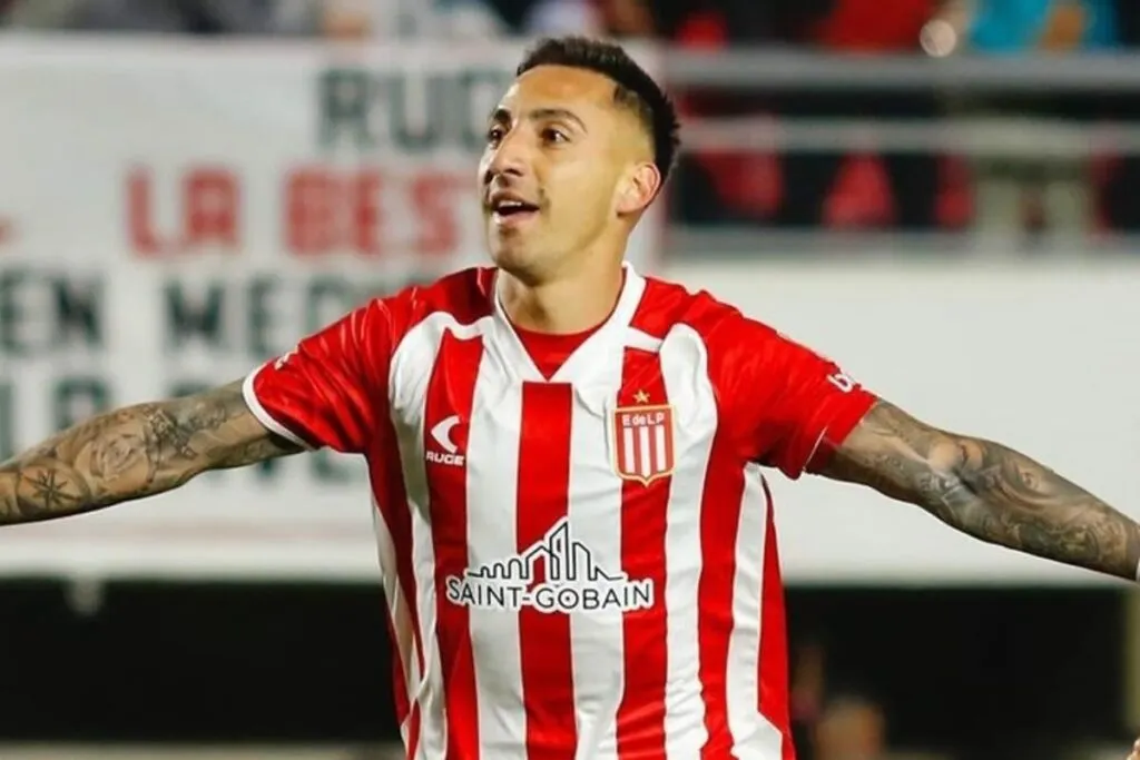 Javier Correa celebrando un gol con Estudiantes de La Plata.