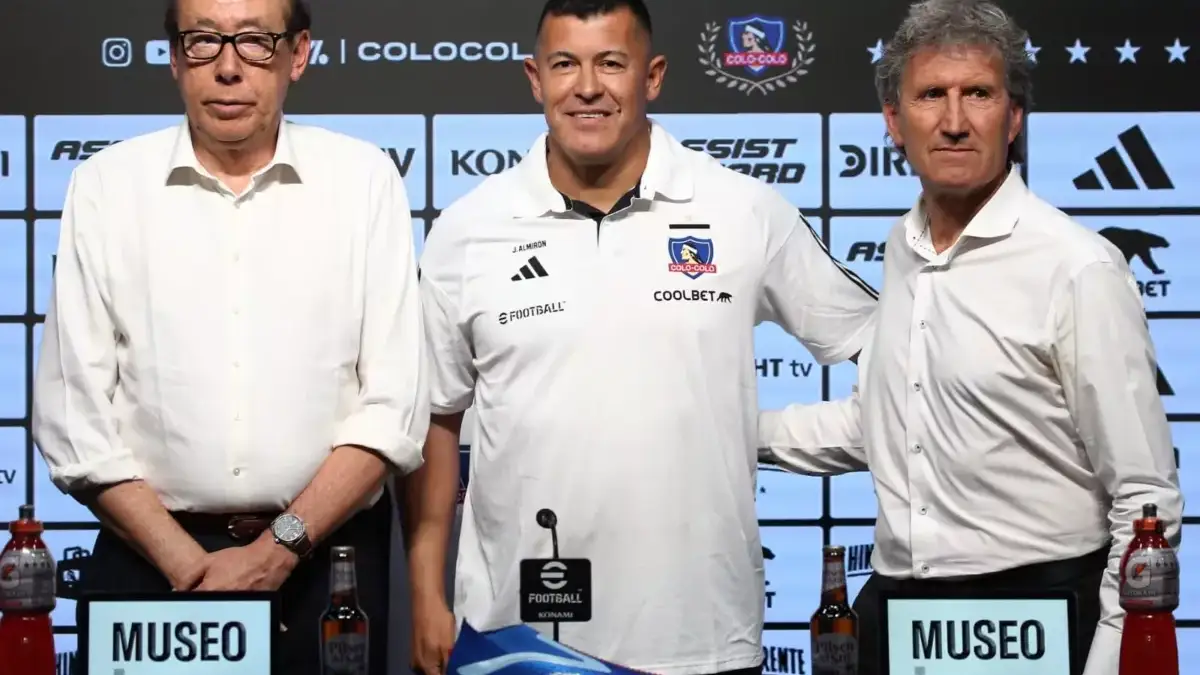 Alfredo Stöhwing, Jorge Almirón y Daniel Morón durante la presentación de Almirón.
