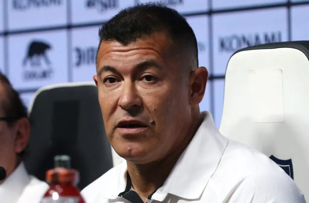 Jorge Almirón se vio obligado a modificar la formación titular.