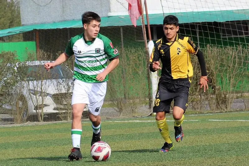 Colo-Colo y Universidad de Chile se pelean el fichaje de Vicente Aros.