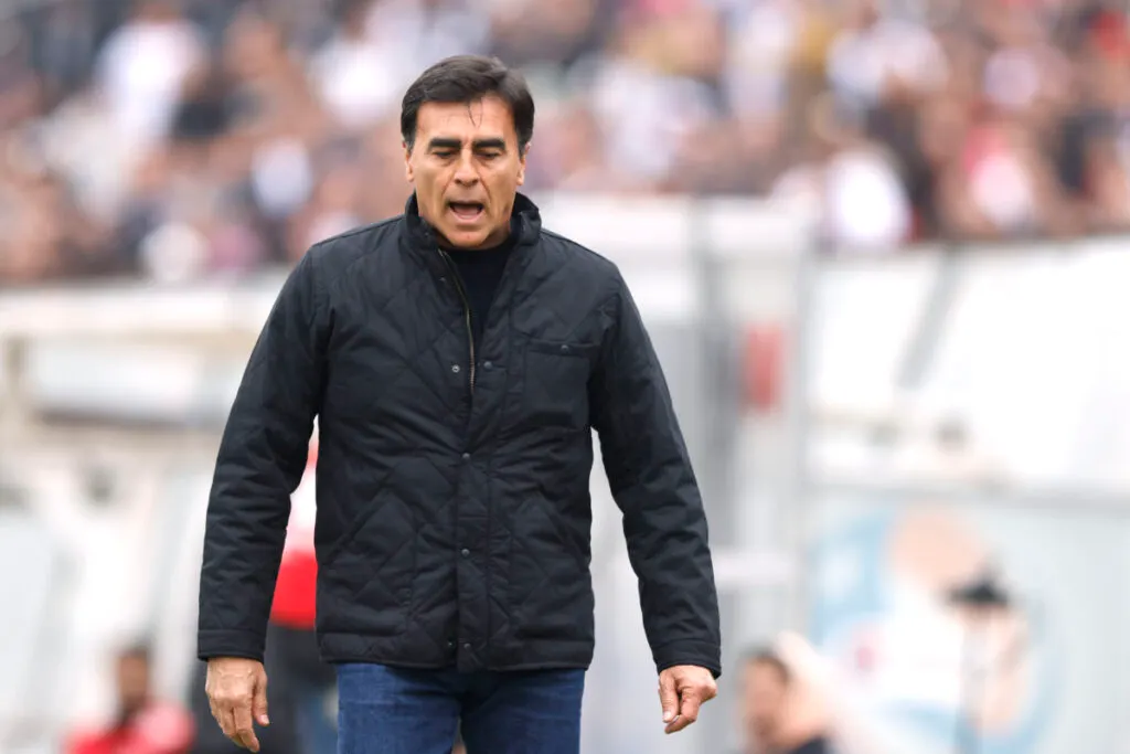 Futbol, Colo Colo vs Ohiggins. Fecha 17, campeonato Nacional 2023. El entrenador de Colo Colo Gustavo Quinteros es fotografiado durante el partido de primera division contra Ohiggins disputado en el estadio Monumental en Santiago, Chile. 15/07/2023 Felipe Zanca/Photosport Football, Colo Colo vs Ohiggins. 17th turn, 2023 National Championship. Colo Colo's head coach Gustavo Quinteros is pictured during the first division match against Ohiggins at the Monumental in Santiago, Chile. 15/07/2023 Felipe Zanca/Photosport