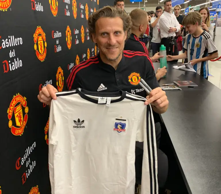 Fotografía de Felipe Aguilar: Diego Forlán posando con la camiseta de Colo-Colo.