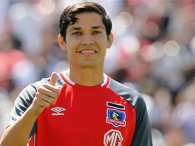 [VIDEO] Vieja y sana costumbre: Matías Fernández se luce con golazo de tiro libre