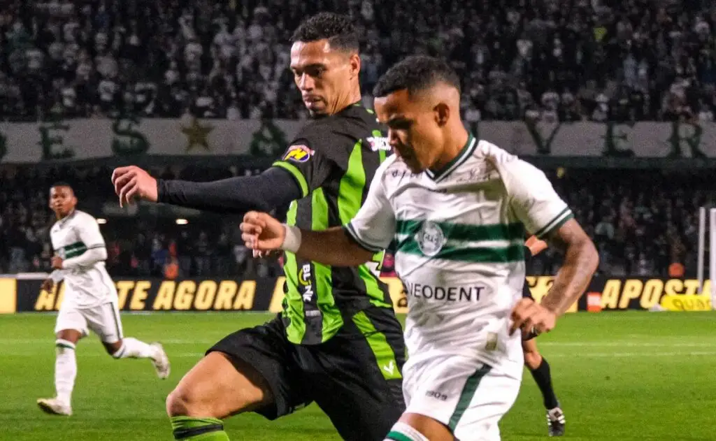 El duelo entre Coritiba y América Mineiro generó bastante polémica por cobros arbitrales.