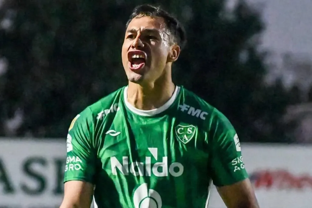Iván Morales celebrando un gol con Sarmiento.