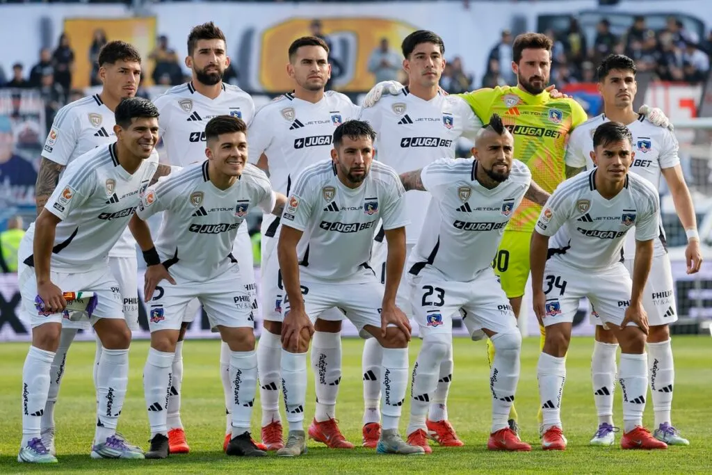 Formación Colo-Colo ante Real Valladolid.