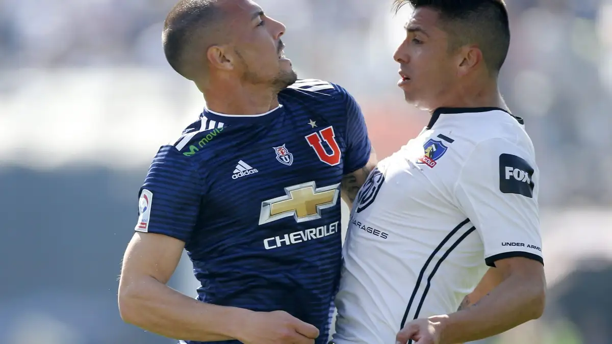 Futbol, Colo Colo vs Universidad de Chile Fecha 21, campeonato Nacional 2018 El jugador de Universidad de Chile Sebastian Ubilla, izquierda, empuja a Gonzalo Fierro de Colo Colo durante el partido de primera division realizado en el estadio Monumental de Santiago, Chile. 25/08/2018 Andres Pina/Photosport Football, Colo Colo vs Universidad de Chile 21st date, National Championship 2018 Universidad de Chile’s player Sebastian Ubilla, left, puches Gonzalo Fierro of Colo Colo during the first diviion football match held at the Monumental stadium in Santiago, Chile. 25/08/2018 Andres Pina/Photosport