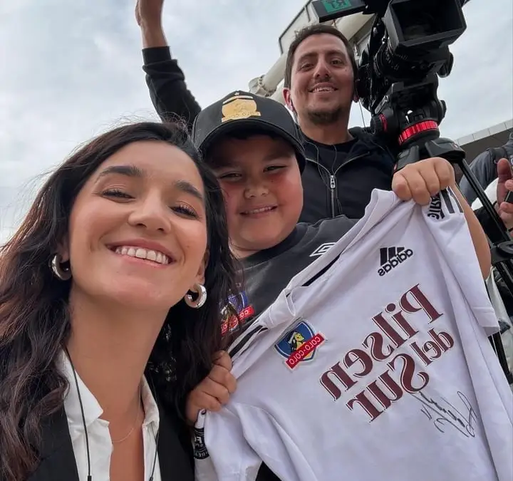 Luis, pequeño hincha de Colo-Colo, luciendo el autógrafo de Pablo Solari en su camiseta.