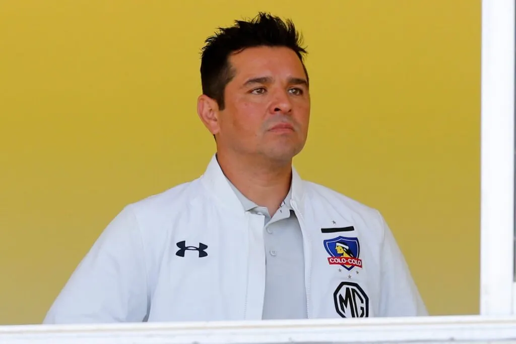 Primer plano a Héctor Tapia con indumentaria de Colo-Colo.
