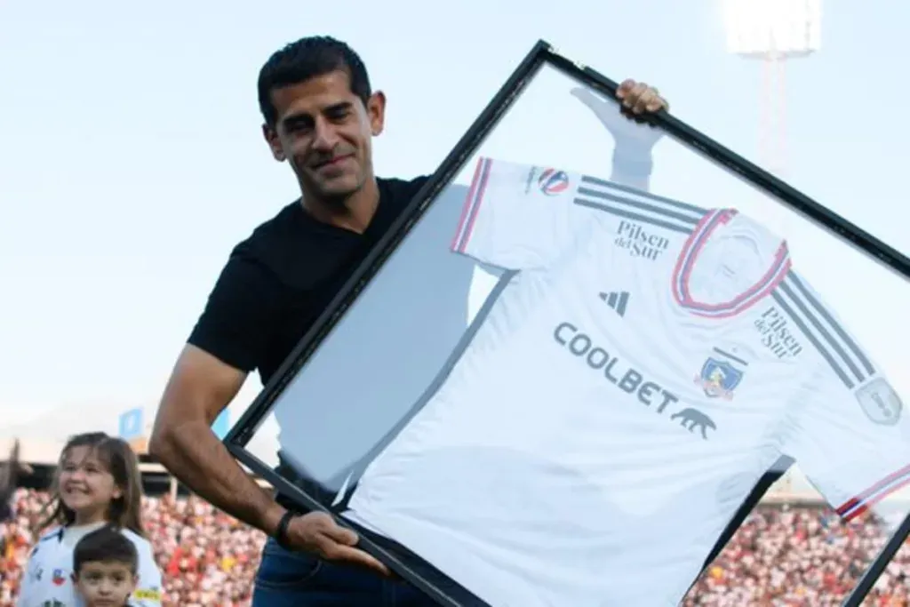 Julio Barroso tras haber recibido una camiseta conmemorativa en su homenaje en el Estadio Monumental.