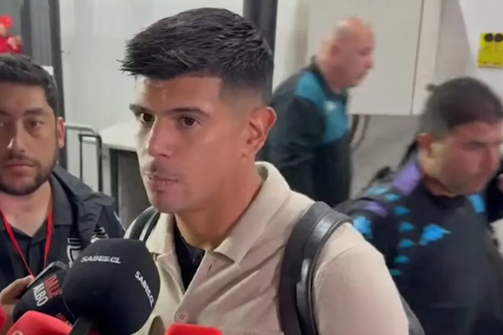 Esteban Pavez en la zona mixta del Estadio Monumental.