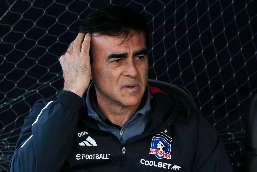 Gustavo Quinteros se toma la cabeza con cara preocupación en pleno partido de Colo-Colo durante la temporada 2023.