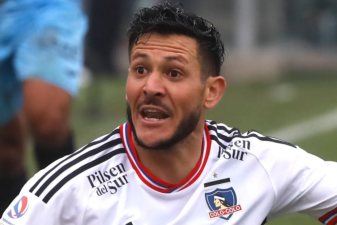 Ramiro González reclamando con la camiseta de Colo-Colo.