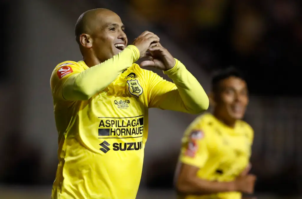 Humberto Suazo jugará su último año como futbolista profesional