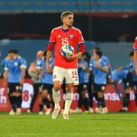 «¿Cómo puede jugar en la Selección?»: Hinchas de La Roja destrozan a jugador nacional por su actuación ante Uruguay