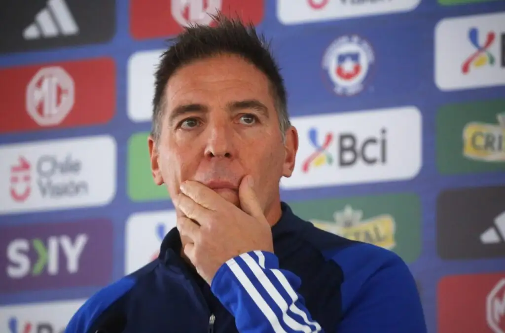 Acusan presiones de representantes para sacar a Eduardo Berizzo de ‘La Roja’.