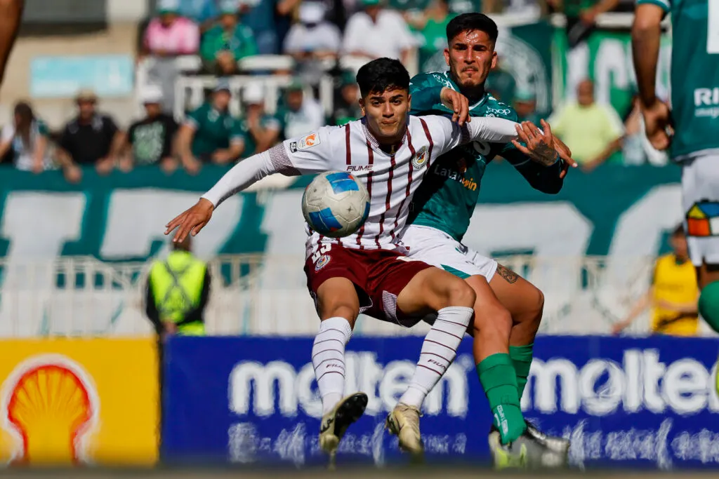 Futbol, Santiago Wanderers vs Deportes La Serena.
Cuartos de final, Copa Chile 2025.
El jugador de Deportes La Serena Matias Pinto, izquierda, disputa el balon con Victor Espinoza de Santiago Wanderers durante el partido de vuelta de los cuartos de final de la Copa Chile realizado en el estadio Lucio Farina de Quillota, Chile.
16/07/2025
Andres Pina/Photosport

Football, Santiago Wanderers vs Deportes La Serena.
Round of 8, 2025 Copa Chile Championship.
Deportes La Serena player Matias Pinto, left, vies for the ball against Victor Espinoza of Santiago Wanderers during a round of 8, second leg match, at the Lucio Farina stadium in Quillota, Chile.
16/07/2025
Andres Pina/Photosport
