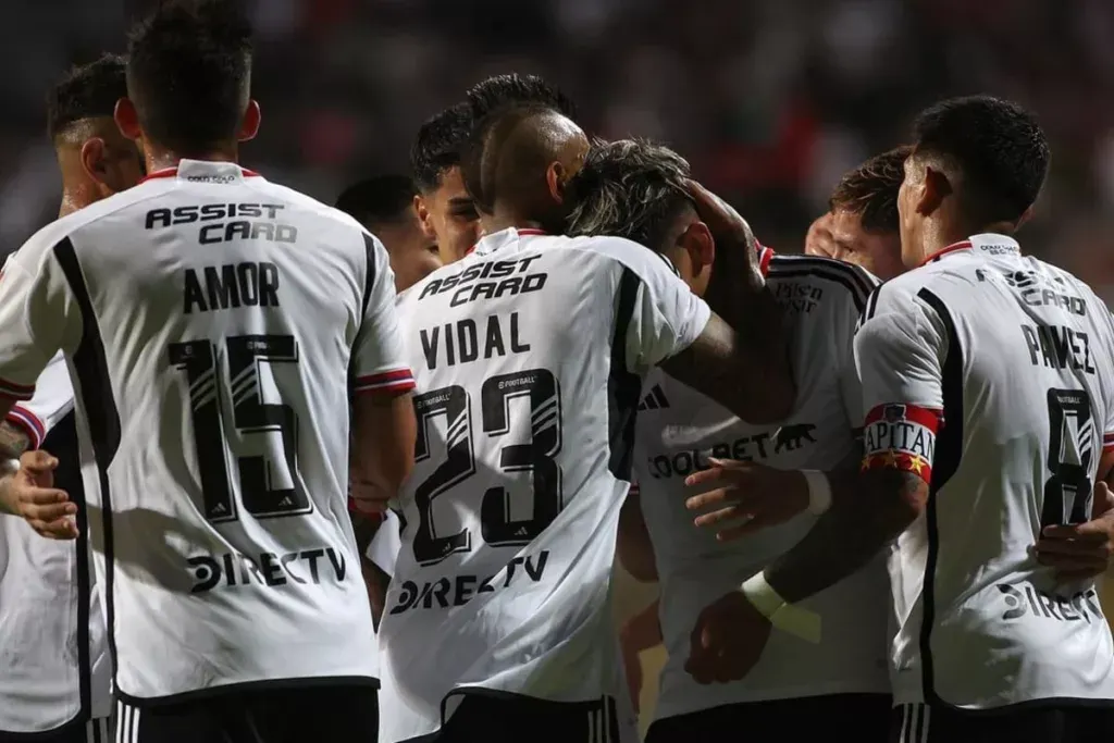 Plantel de Colo-Colo celebrando el gol de Carlos Palacios frente a Everton.