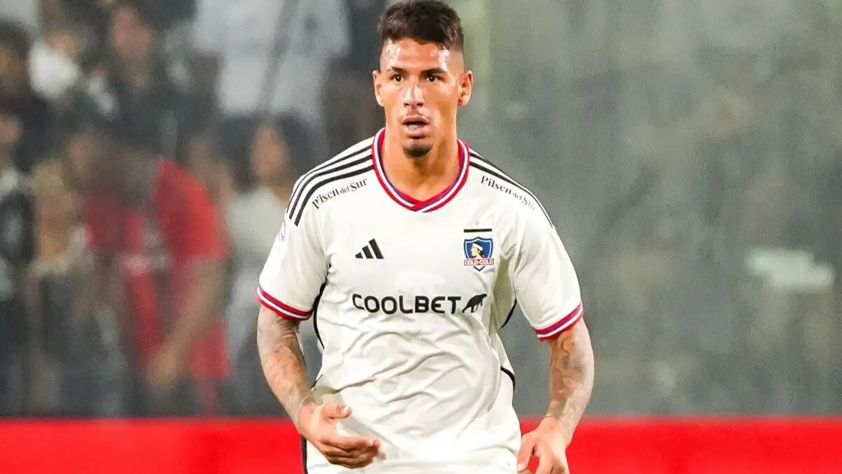 Alan Saldivia disputando un partido por Colo-Colo.
