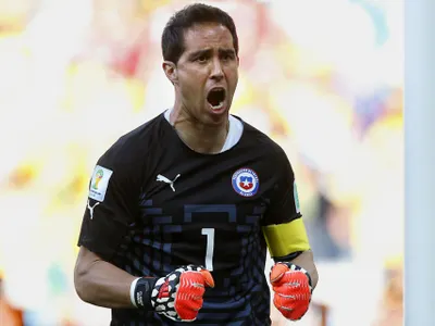 Medio Español asegura el retorno de Claudio Bravo a Colo Colo