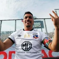 Esteban Paredes sorprende al aparecer en la Garra Blanca durante duelo de Colo-Colo y la UC