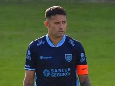 Le rompió la nariz: La escalofriante patada de Claudio Bieler en el fútbol argentino que está dando la vuelta al mundo