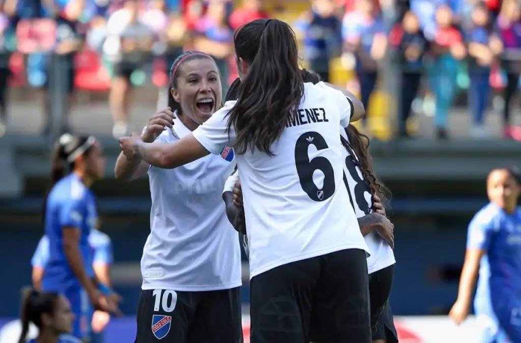 Colo-Colo Femenino venció a Universidad de Chile por 4-0.