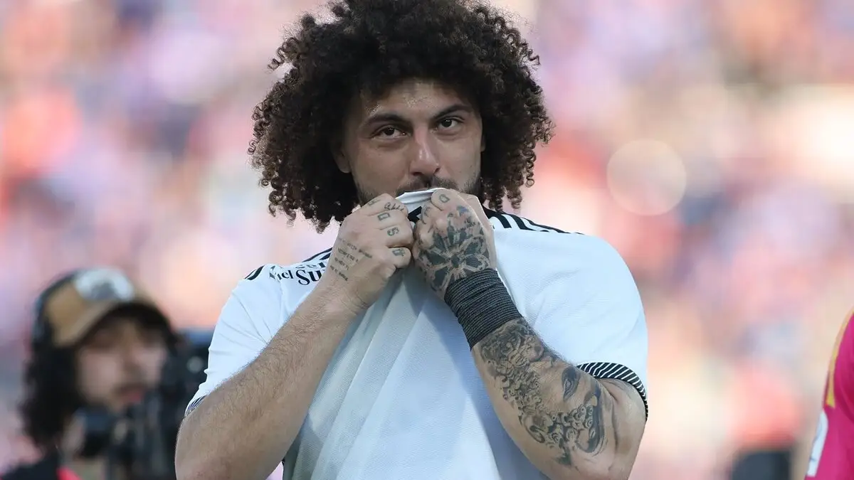 Maximiliano Falcón besando el escudo de Colo-Colo.