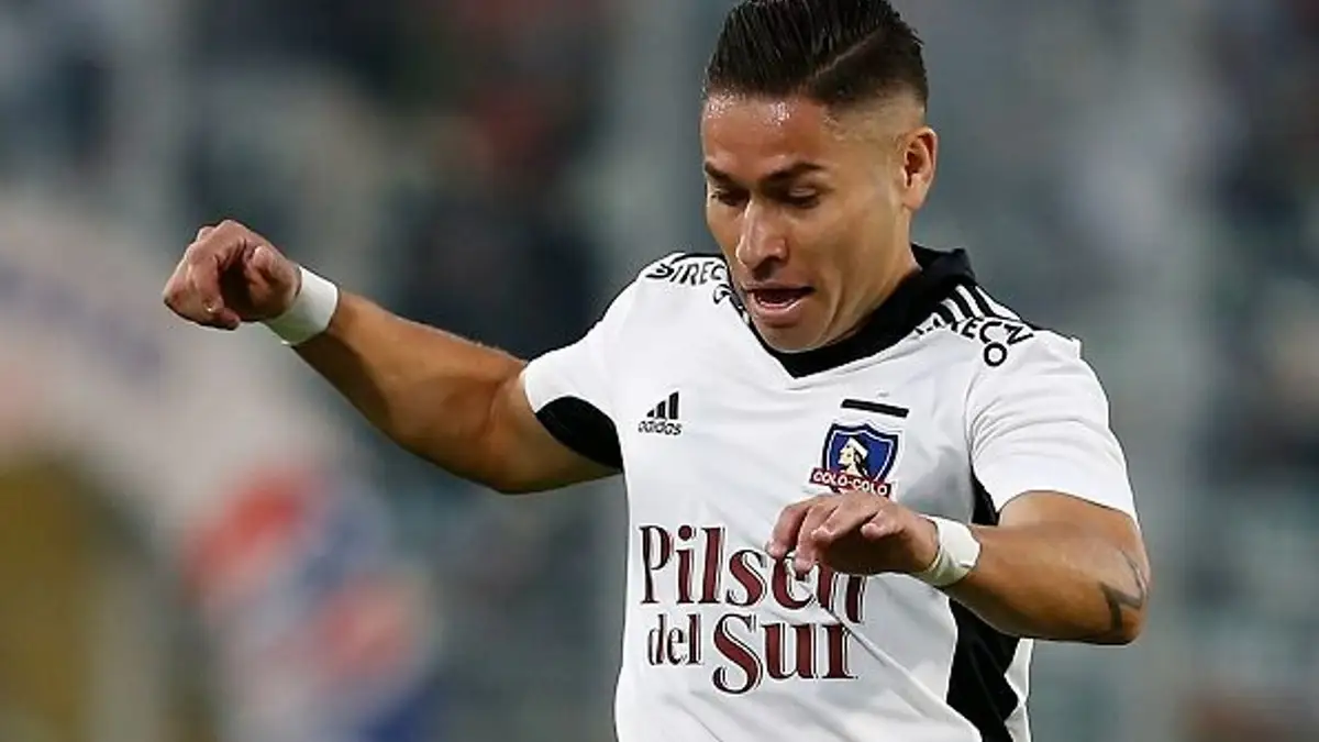 Óscar Opazo con la camiseta de Colo Colo