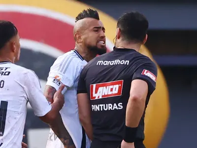 Árbitro rompe el silencio por la expulsión de Arturo Vidal en el duelo de Colo-Colo frente a Audax Italiano