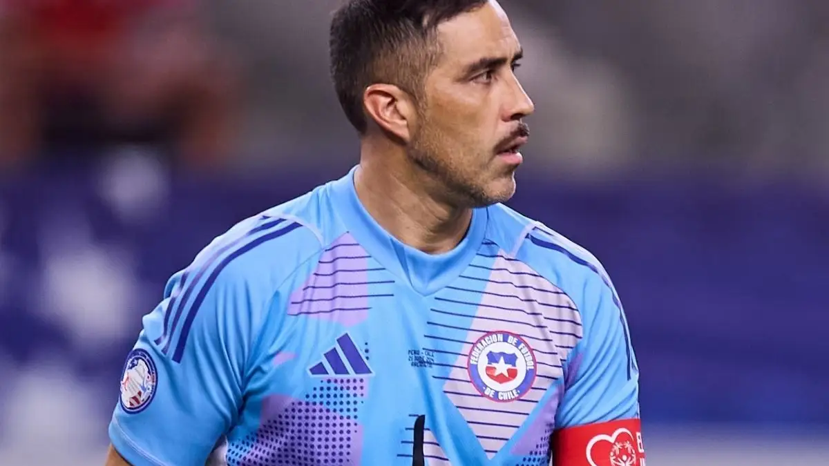 Claudio Bravo anunció su retiro del fútbol profesional