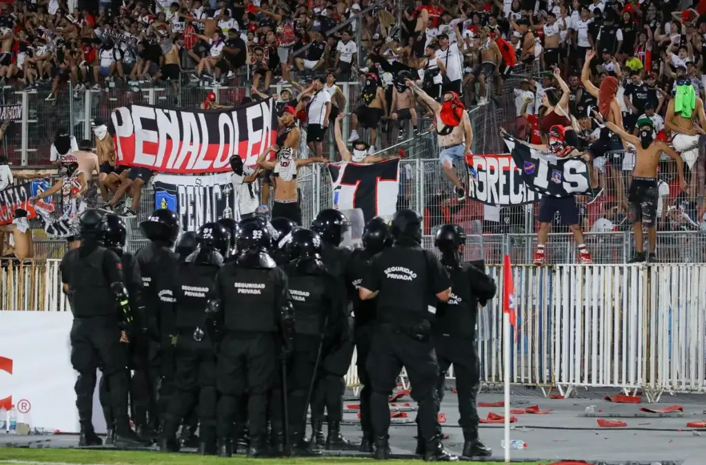 Colo-Colo recibió una drástica sanción por los incidentes de sus hinchas durante la Supercopa 2024.