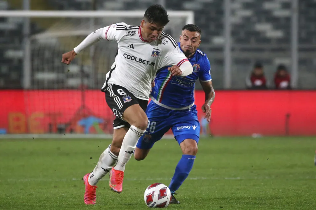 Damián Pizarro disputando un balón con Roberto Cereceda.