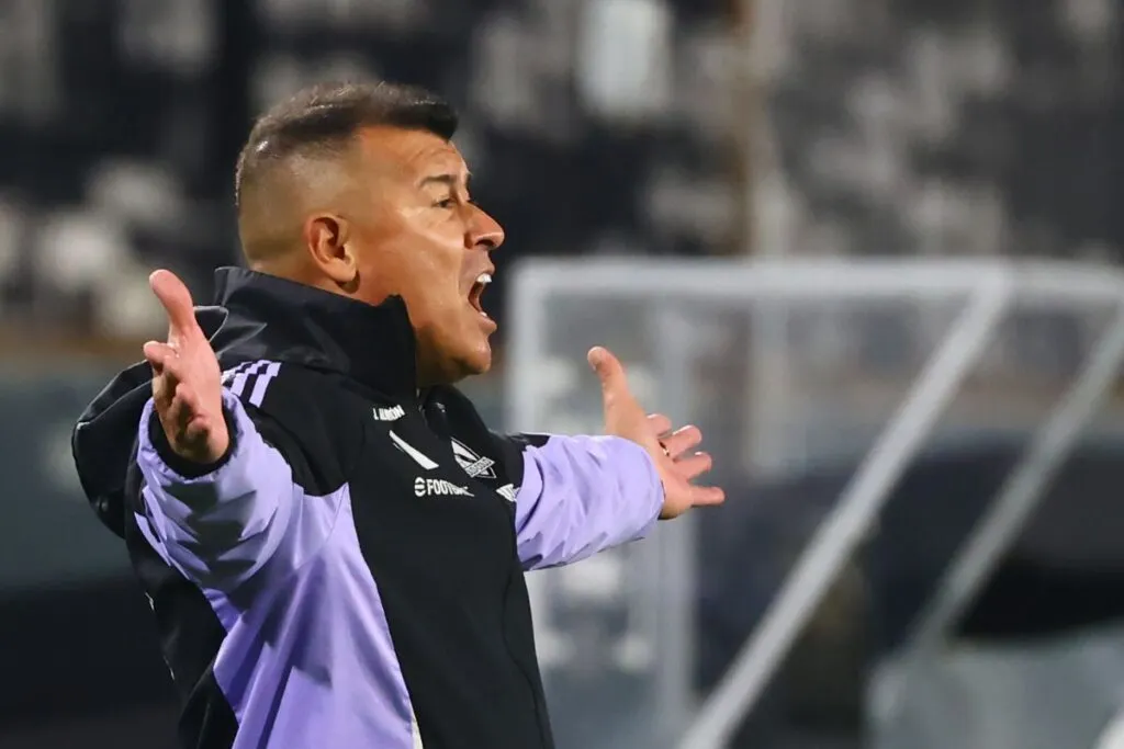 A pesar de que Colo-Colo ya estaba eliminado, el DT vivió intesamente la victoria sobre Atlético Bucaramanga.