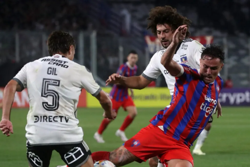 Leonardo Gil y Maximiliano Falcón disputando un balón frente a Cerro Porteño