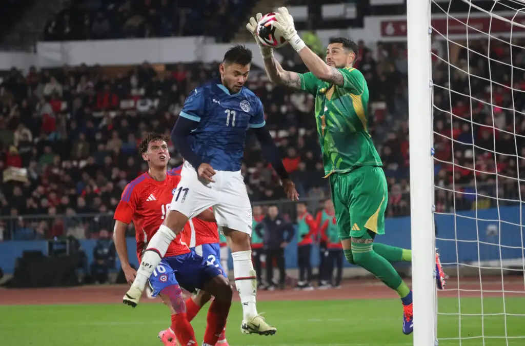 Gabriel Arias sería el reemplazante de Claudio Bravo.