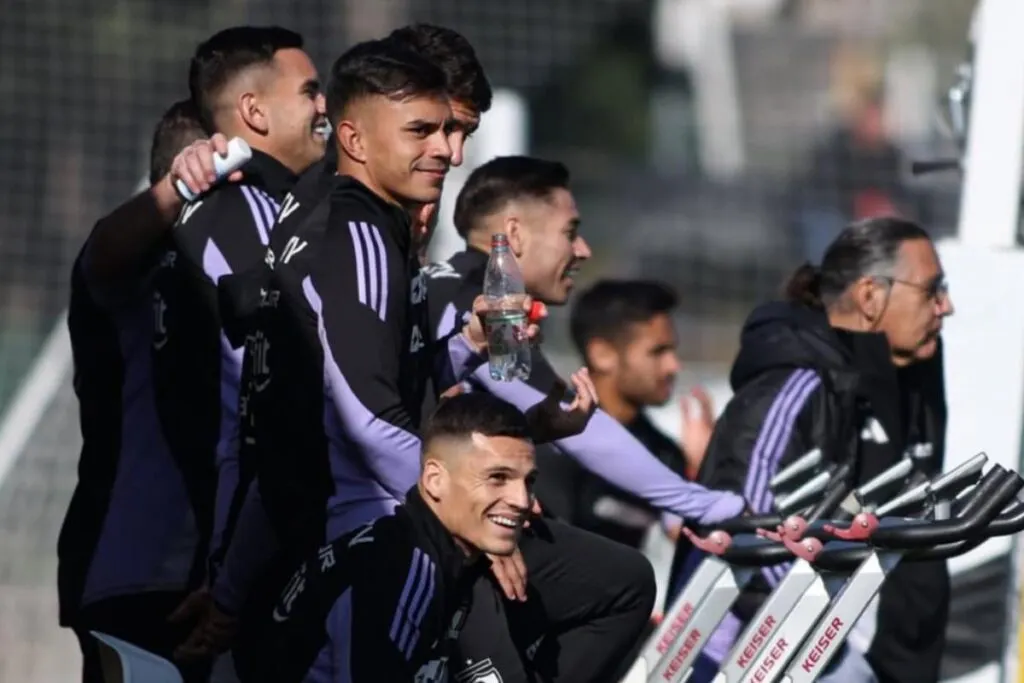 Jugadores de Colo-Colo entrenando en el Estadio Monumental antes del partido vs Unión la Calera.