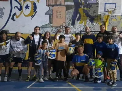 No todo fue violencia: Hinchas de Colo-Colo y Boca Juniors animaron un partido amistoso en Argentina