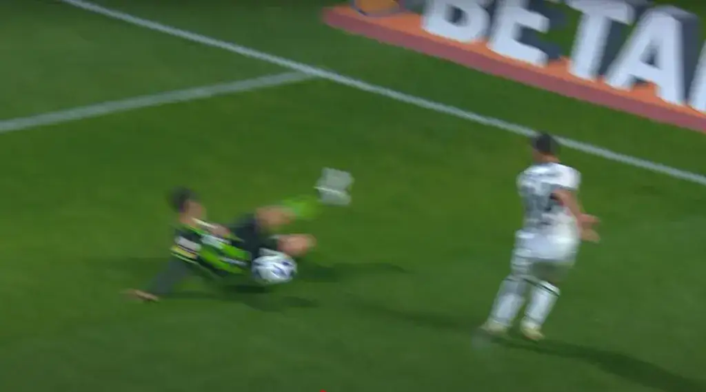 Captura de pantalla sobre jugada cobrada como penal en favor de Coritiba.