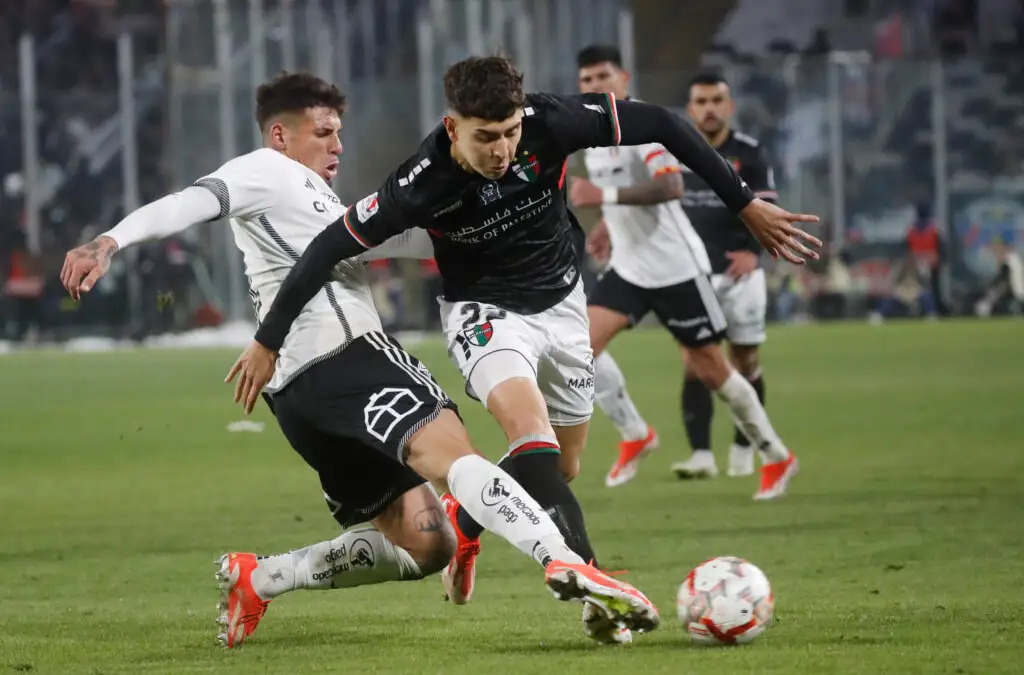 Colo-Colo superó a Palestino en el Estadio Monumental.