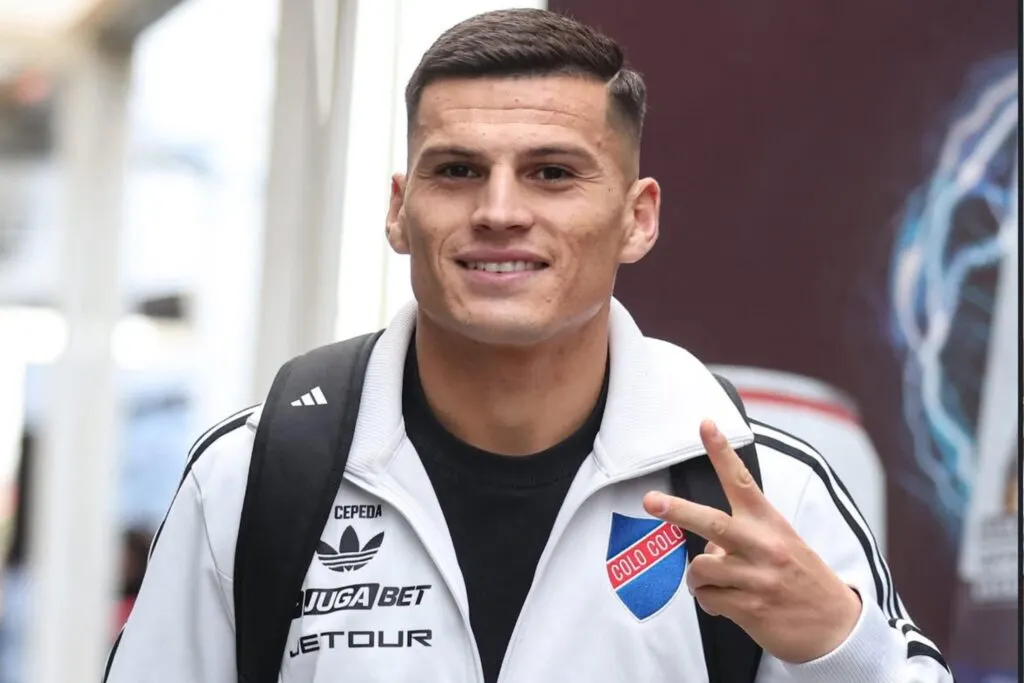 Lucas Cepeda ingresando al Estadio Monumental con indumentaria de Colo-Colo.