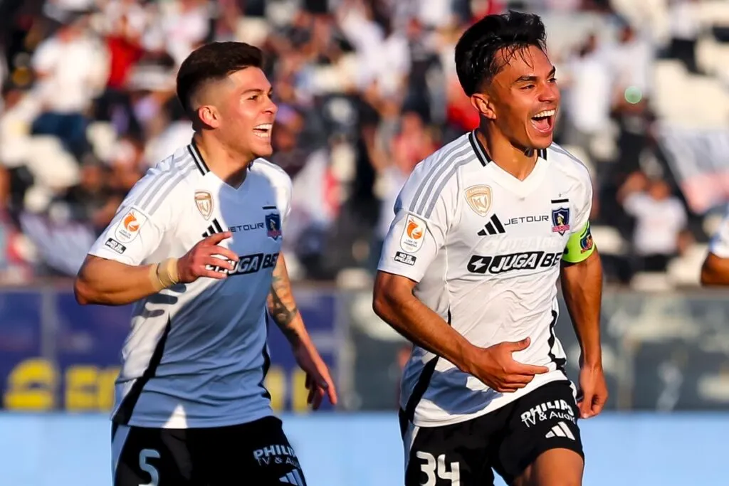 Vicente Pizarro y Víctor Méndez celebrando el gol del triunfo de Colo-Colo.