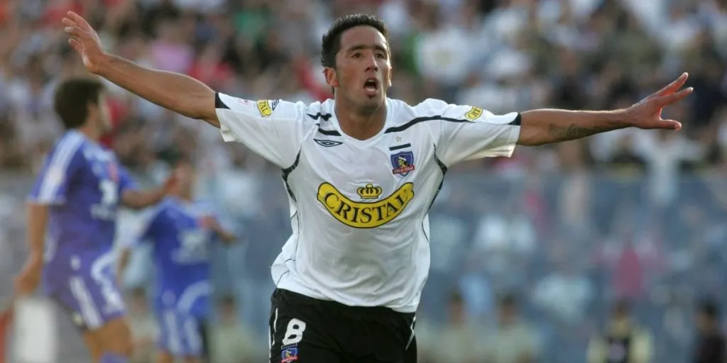 Primer plano a Lucas Barrios celebrando un gol con Colo-Colo.