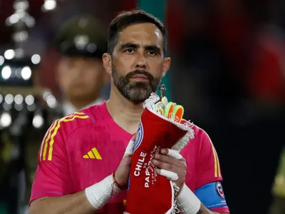 Confirmado: Revelan la decisión final que tomó Claudio Bravo ante el interés de Colo-Colo por ficharle