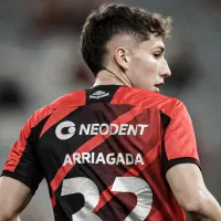 Hinchas de Athletico Paranaense lapidan a Luciano Arriagada tras un insólito gol desperdiciado en Brasil