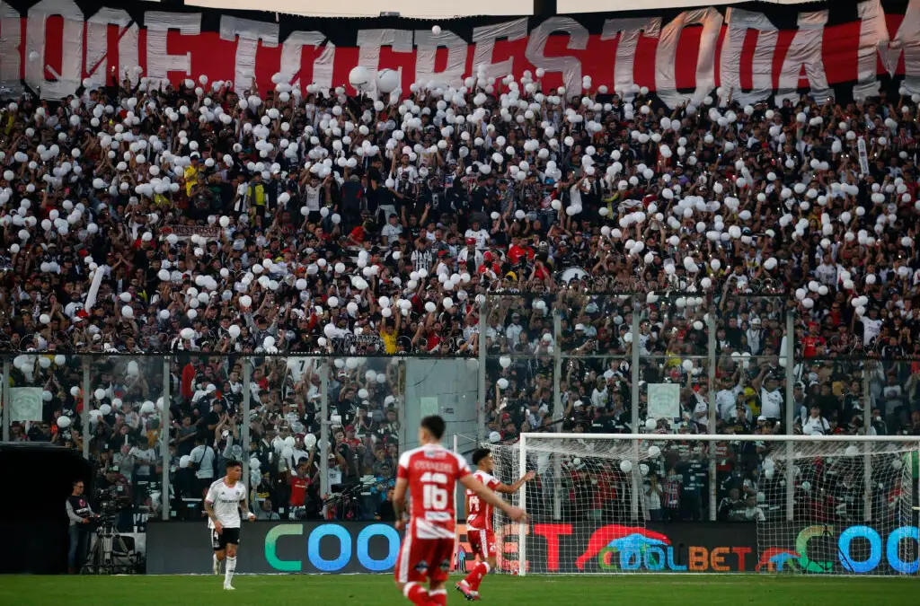 El Estadio Monumental se llenó de globos blancos en apoyo de Erick Wiemberg y Rosemarie Eggers.