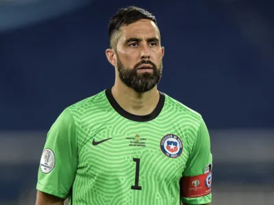 Claudio Bravo rompió el silencio y definió su futuro tras terminar contrato con Real Betis